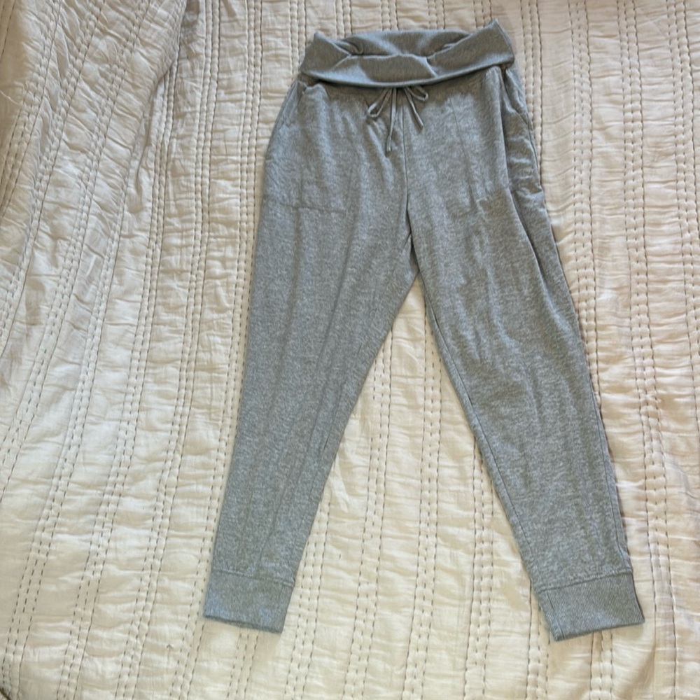 Grey gap fit tapered sweat pants. Drawstring, size small
